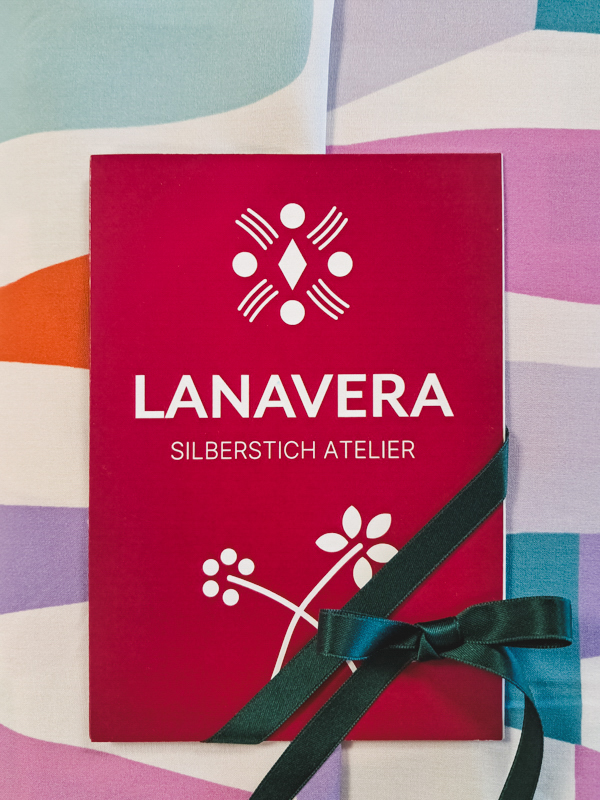 Lanavera Silberstich Atelier Gutschein mit festlicher Schleife.